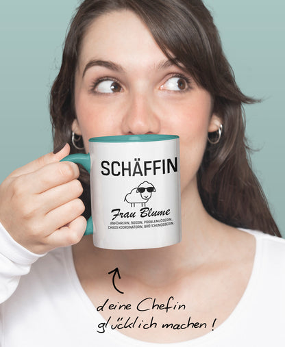 Frau hält zweifarbige SCHÄFFIN Tasse mit Namen Frau Blume: Texthinweis ‚deine Chefin glücklich machen !’