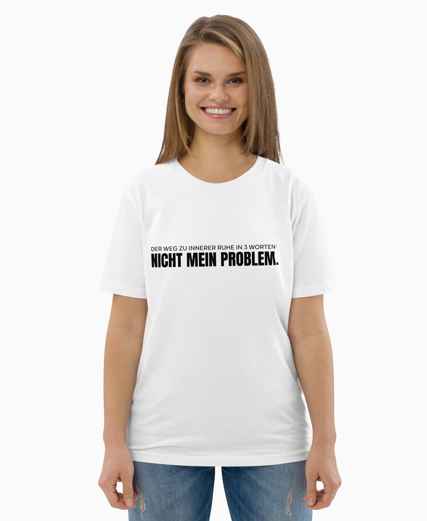 Frau trägt weisses SCHÄFF Bio T-Shirt mit schwarzer Textaufschrift: Der Weg zu innerer Ruhe in 3 Worten: Nicht mein Problem.