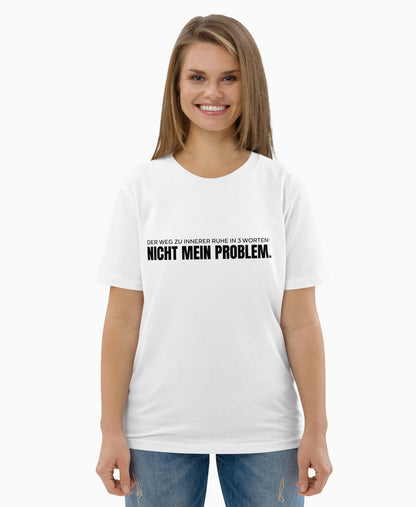 Frau trägt weisses SCHÄFF Bio T-Shirt mit schwarzer Textaufschrift: Der Weg zu innerer Ruhe in 3 Worten: Nicht mein Problem.