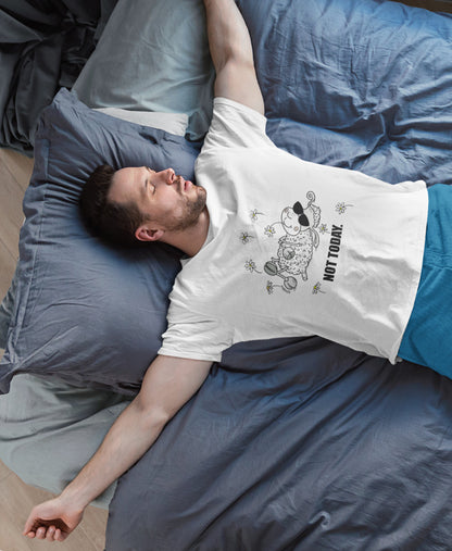 Mann liegt entspannt auf Bett und trägt SCHÄFF Not Today Schaf Bio T-Shirt mit Comic Schaf und Sonnenbrille.