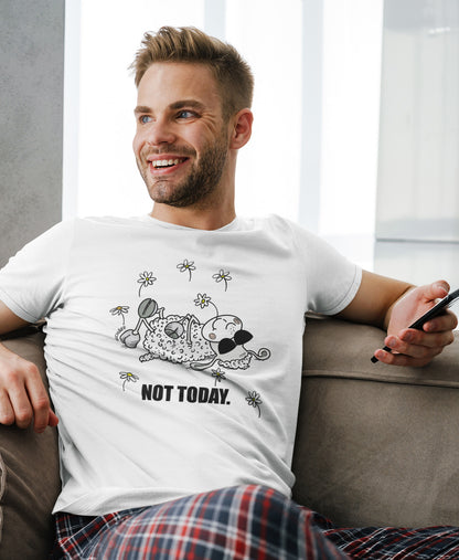 Mann sitzt entspannt auf Sofa mit Handy und trägt SCHÄFF Not Today Schaf Bio T-Shirt mit Comic Schaf und Sonnenbrille in Weiss