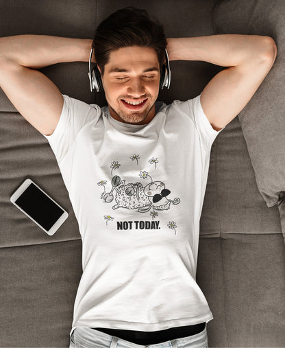 Mann liegt entspannt auf Sofa mit Kopfhörern und trägt SCHÄFF Not Today Schaf Bio T-Shirt mit Comic Schaf und Sonnenbrille in Weiss