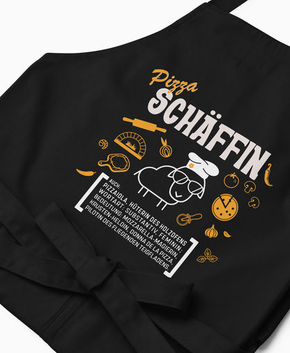 Nahaufnahme der schwarzen Pizza SCHÄFFIN Grillschürze mit detailreichem, orange-weißem Aufdruck für Pizzabäckerinnen.