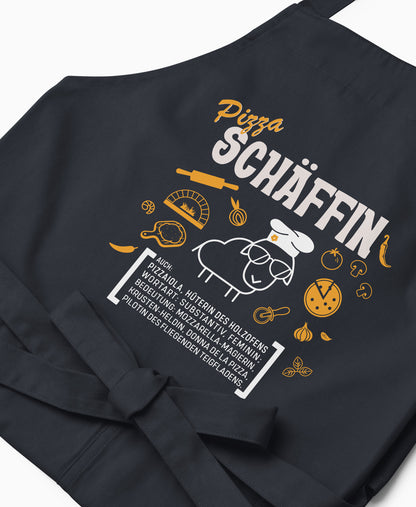 Nahaufnahme der dunkelblauen Pizza SCHÄFFIN Grillschürze mit detailreichem, orange-weißem Aufdruck für Pizzabäckerinnen.