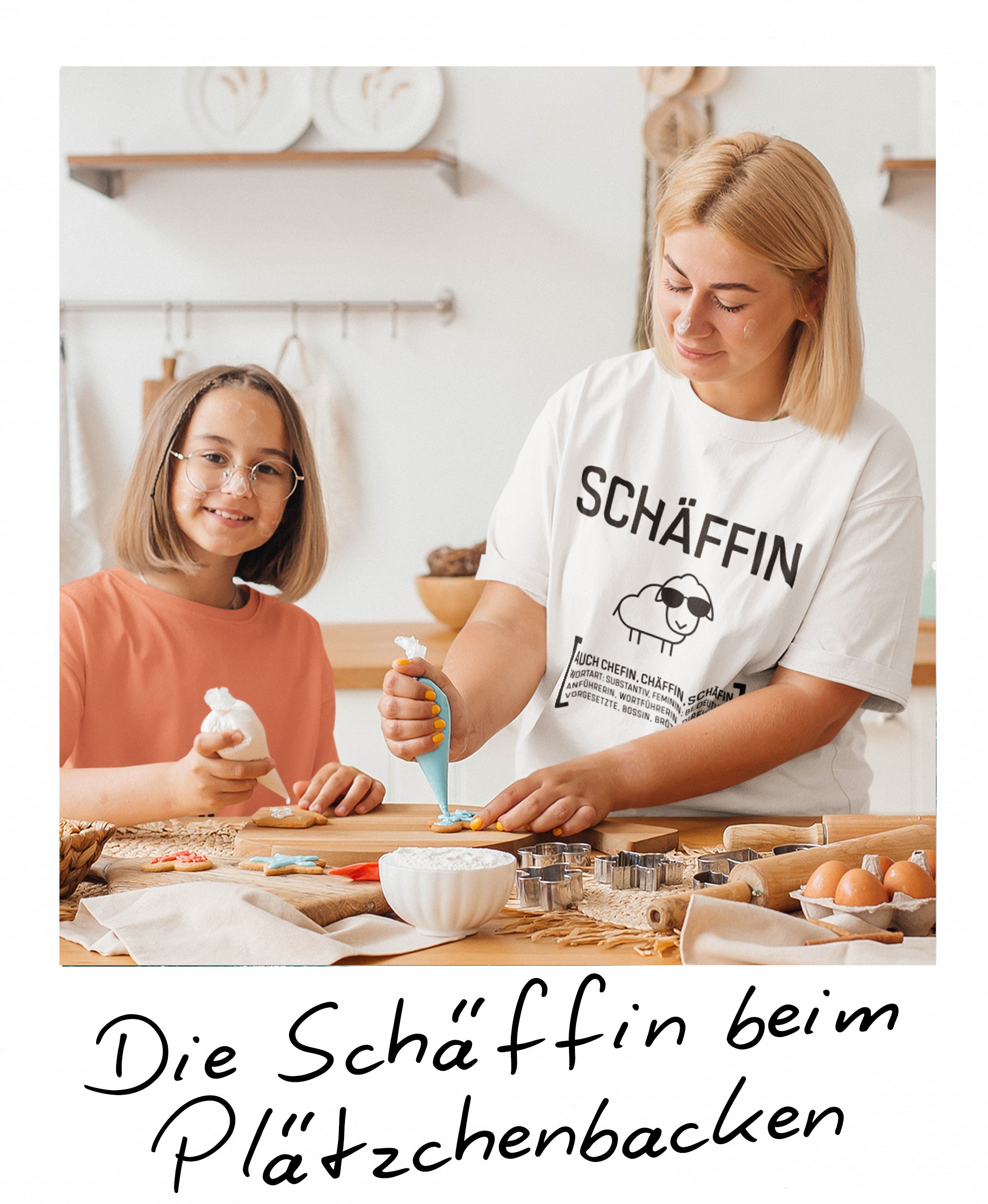 Mutter und Tochter beim Backen, Mama trägt personalisierte Schäffin-T-Shirt, Geschenkidee.