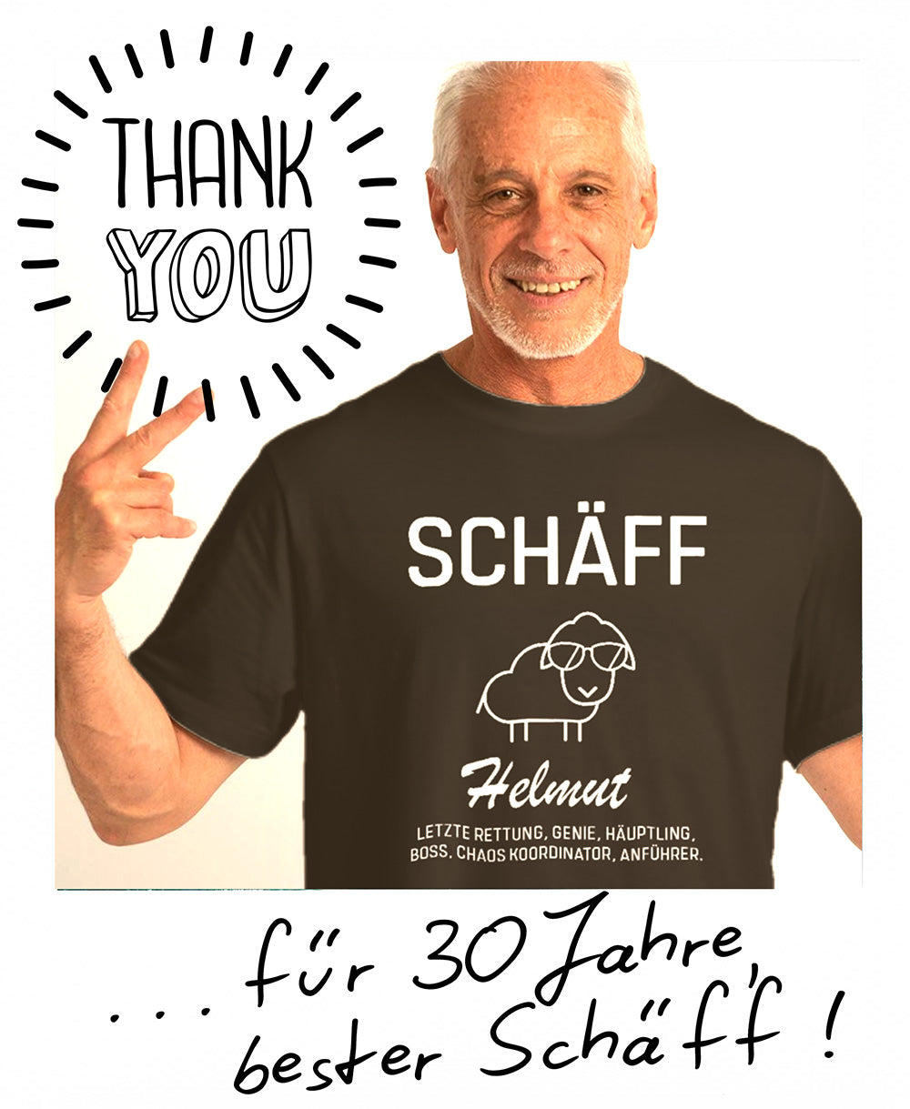 Helmut, Chef, trägt personalisiertes Jubiläums-T-Shirt „30 Jahre Schäff“, Geschenkidee.
