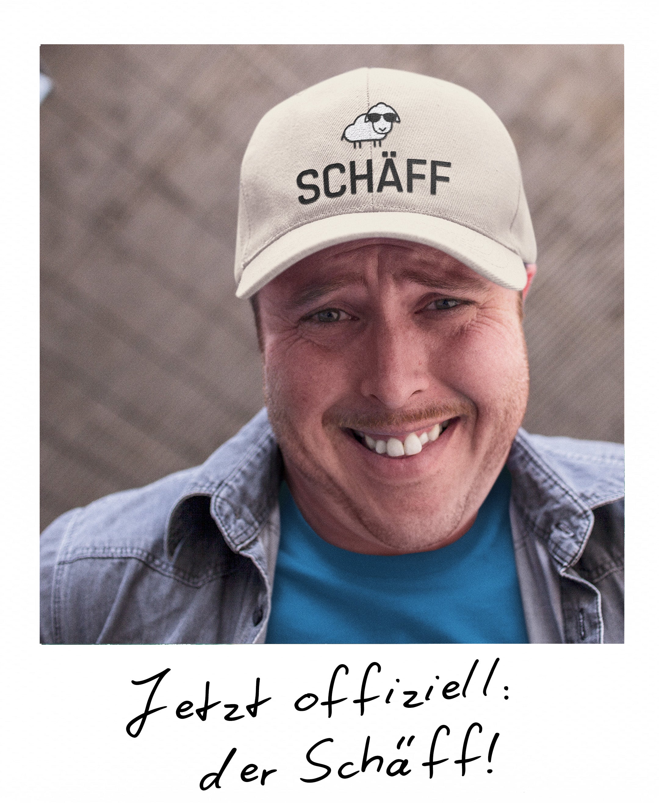 Macher mit Charakter: Lachender Mann in heller SCHÄFF Cap und Jeanshemd – Das ideale Accessoire zur Beförderung oder Karriere-Schritt.