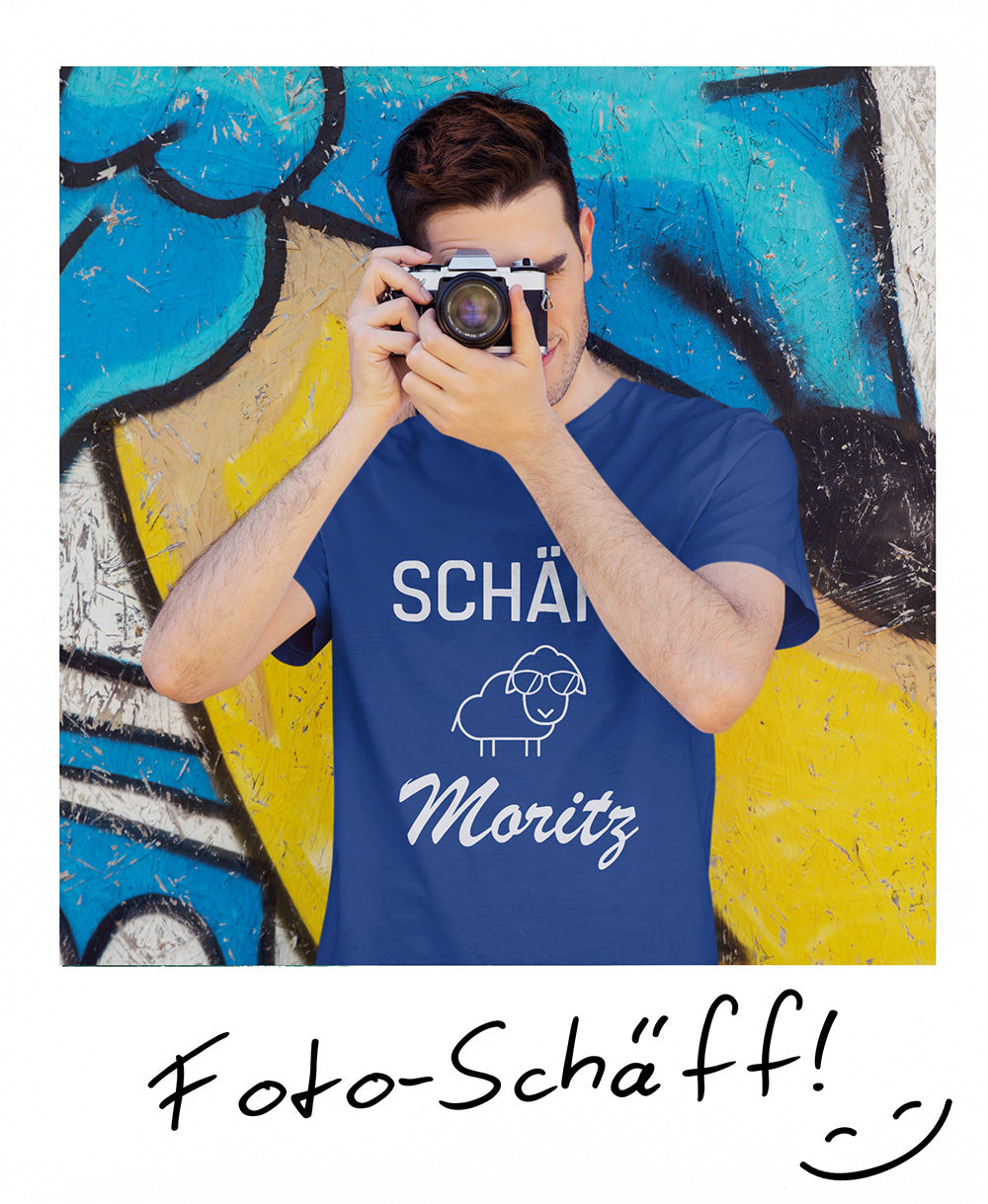 Fotograf Moritz mit Kamera, trägt personalisiertes SCHÄFF T-Shirt, lustige Geschenkidee.