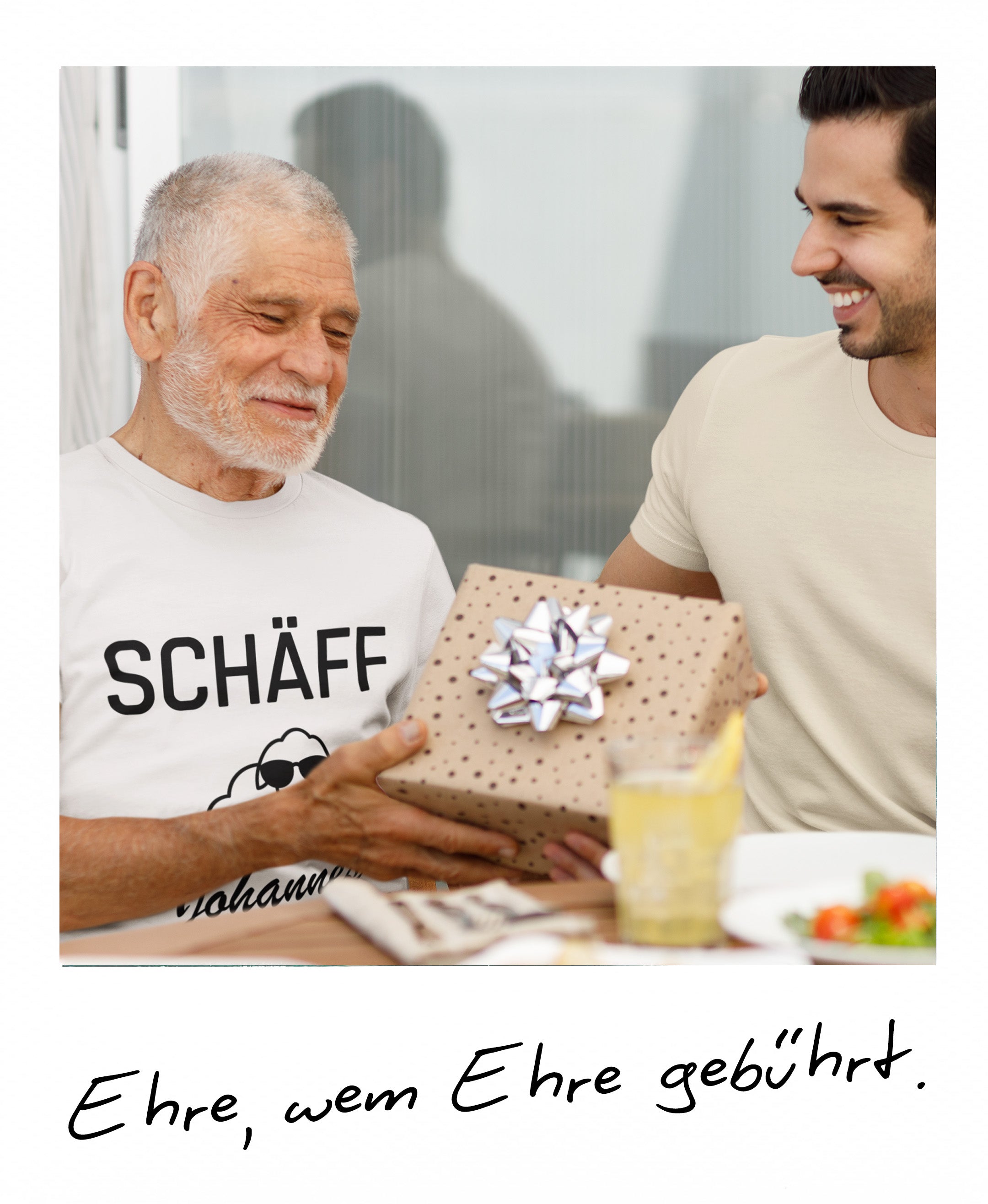 Wertschätzung zeigen: Übergabe eines Geschenks an den Chef – Originelle Geschenkidee zum Firmenjubiläum eines SCHÄFFS.