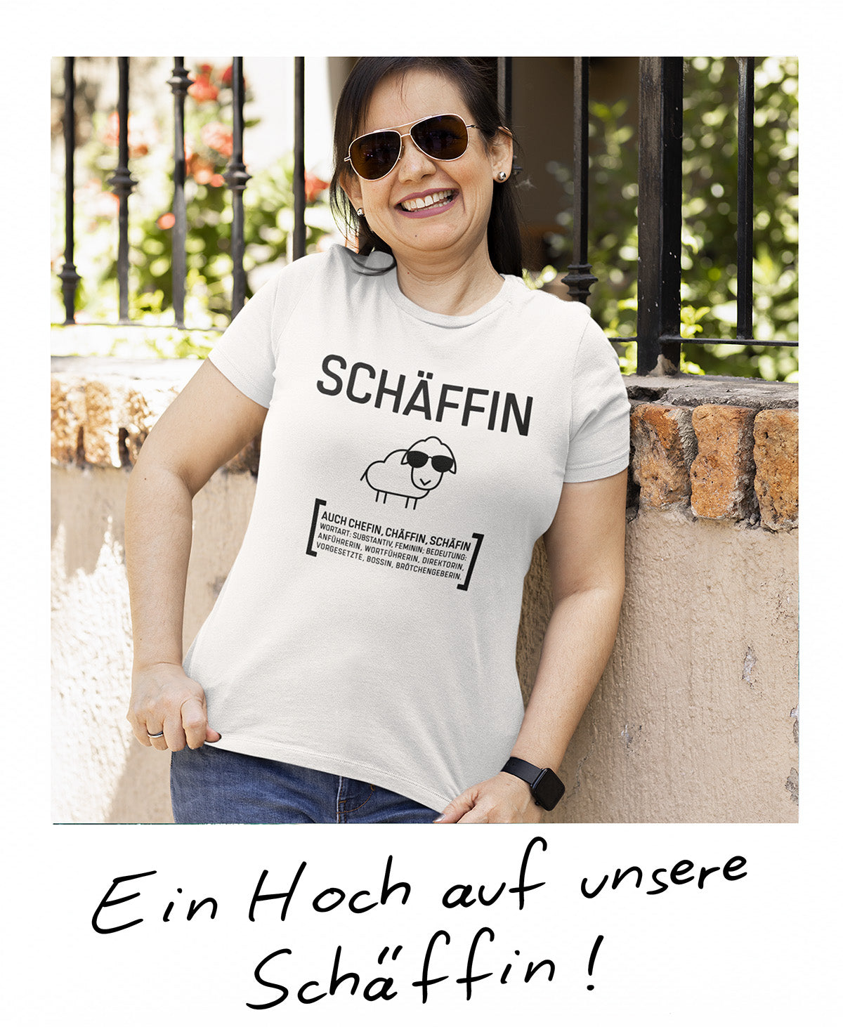 Lachende Frau mit Sonnenbrille im weißen SCHÄFFIN T-Shirt – Originelles Statement-Geschenk für Chefinnen und Powerfrauen.