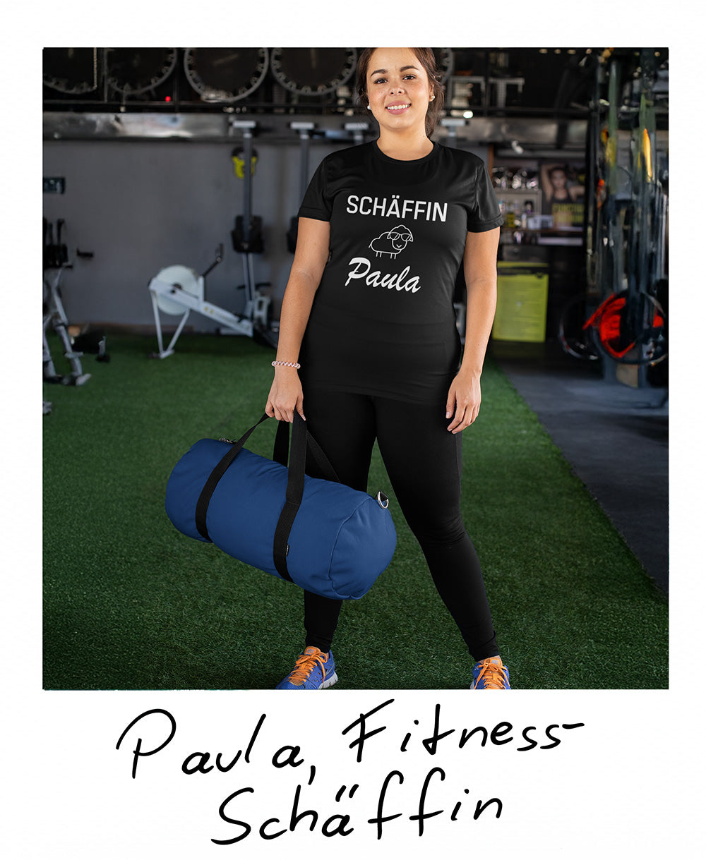 Paula im Fitnessstudio trägt personalisiertes Schäffin-Shirt, Geschenkidee für Fitness-Fans.