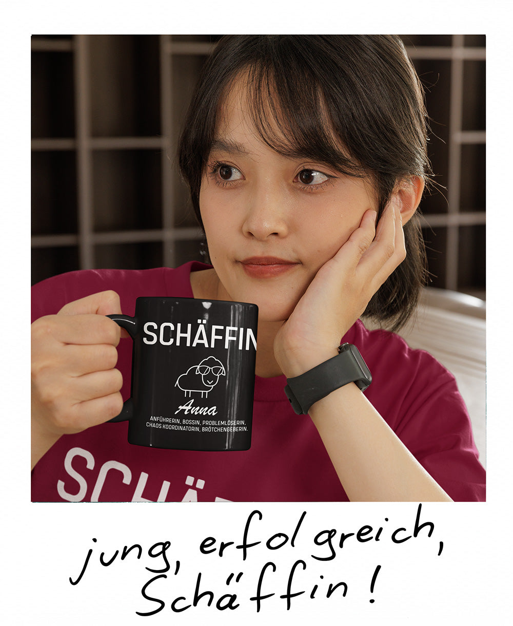 Anna, junge Chefin, mit personalisierter Tasse „Schäffin“, lustiges Geschenk.