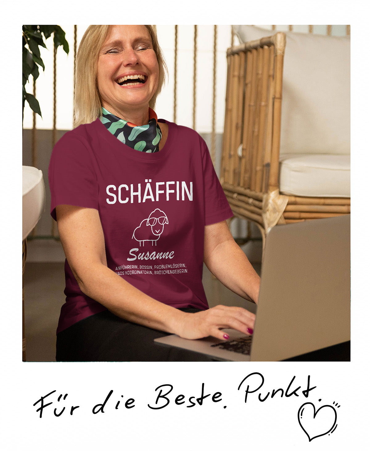 Souveräne Chefin im weinroten SCHÄFFIN T-Shirt – Hochwertiges Geschenk mit Herz zum Firmenjubiläum.