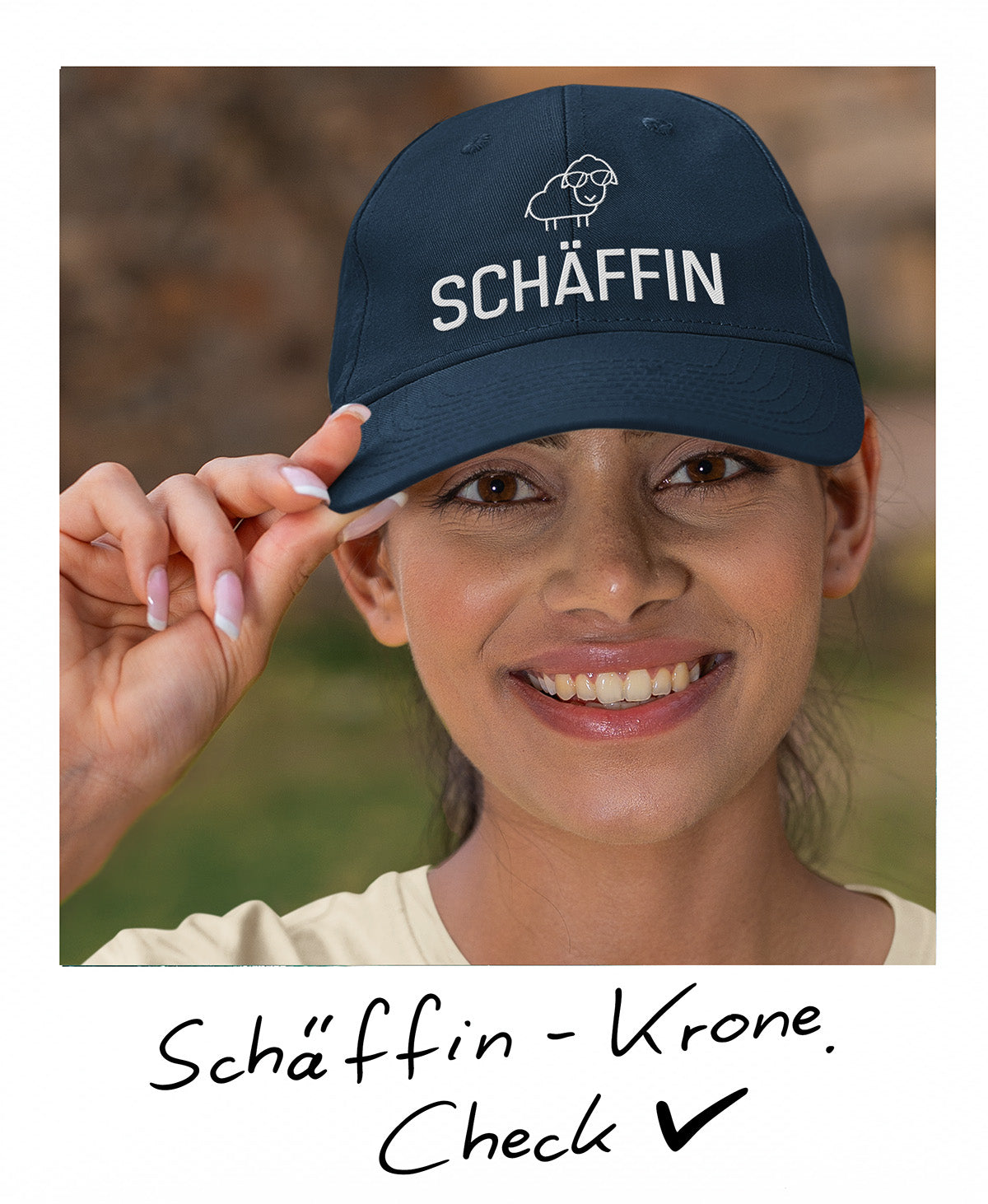 Junge Macherin mit dunkelblauer SCHÄFFIN Cap – Stylischer Dad-Hat für Frauen in Führungspositionen.
