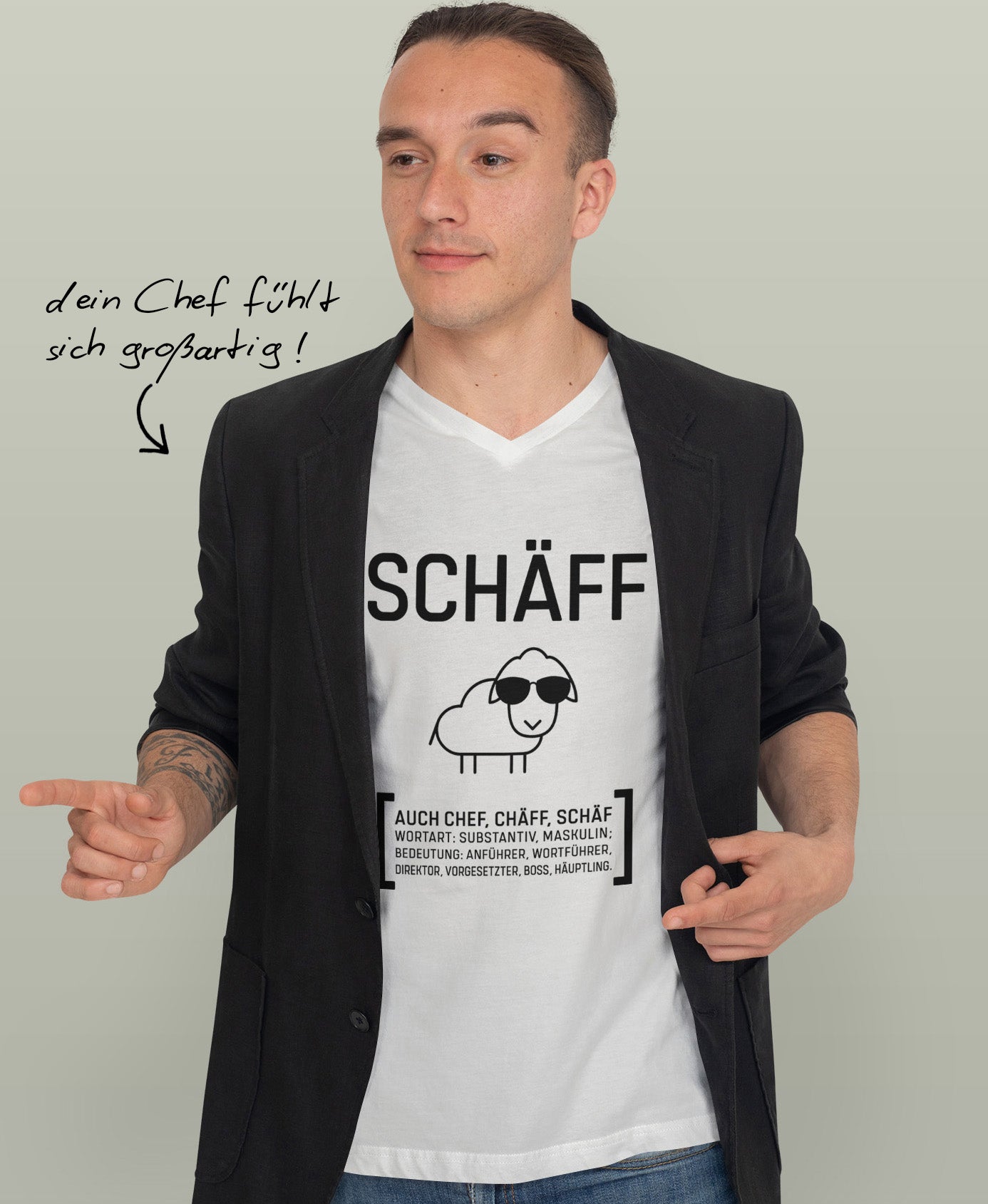 Mann im weissem Schäff V-Neck T-Shirt; daneben der Schriftzug ‚dein Chef fühlt sich großartig !‘