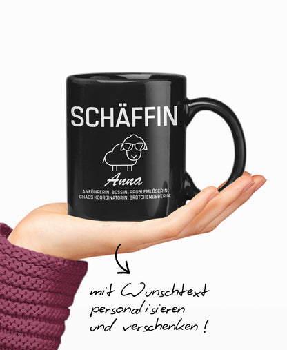 Hand präsentiert schwarze SCHÄFFIN Tasse mit Namen Anna: mit Texthinweis ‚mit Wunschtext personalisieren und verschenken !’