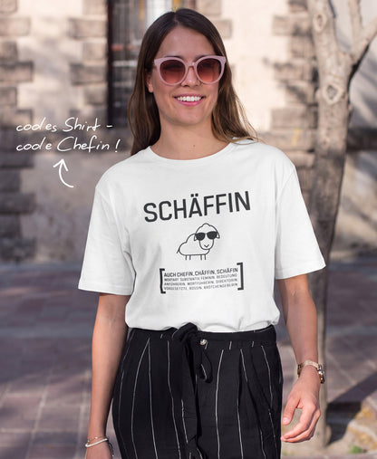 Frau mit Sonnenbrille im weißen Schäffin T-Shirt; daneben der Schriftzug ‚cooles Shirt - coole Chefin!‘