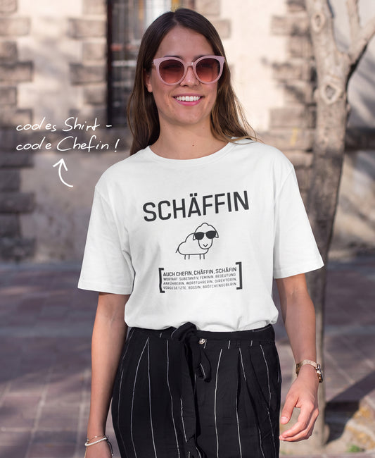 Frau mit Sonnenbrille im weißen Schäffin T-Shirt; daneben der Schriftzug ‚cooles Shirt - coole Chefin!‘
