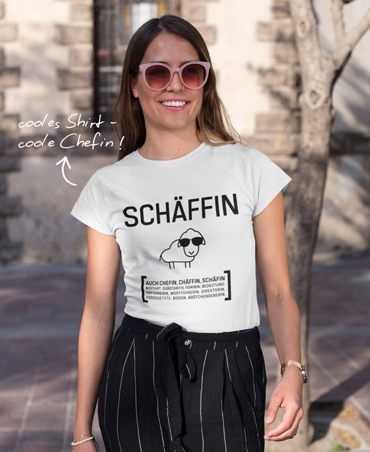 Frau mit Sonnenbrille im weißen Schäffin T-Shirt; daneben der Schriftzug ‚cooles Shirt - coole Chefin!‘