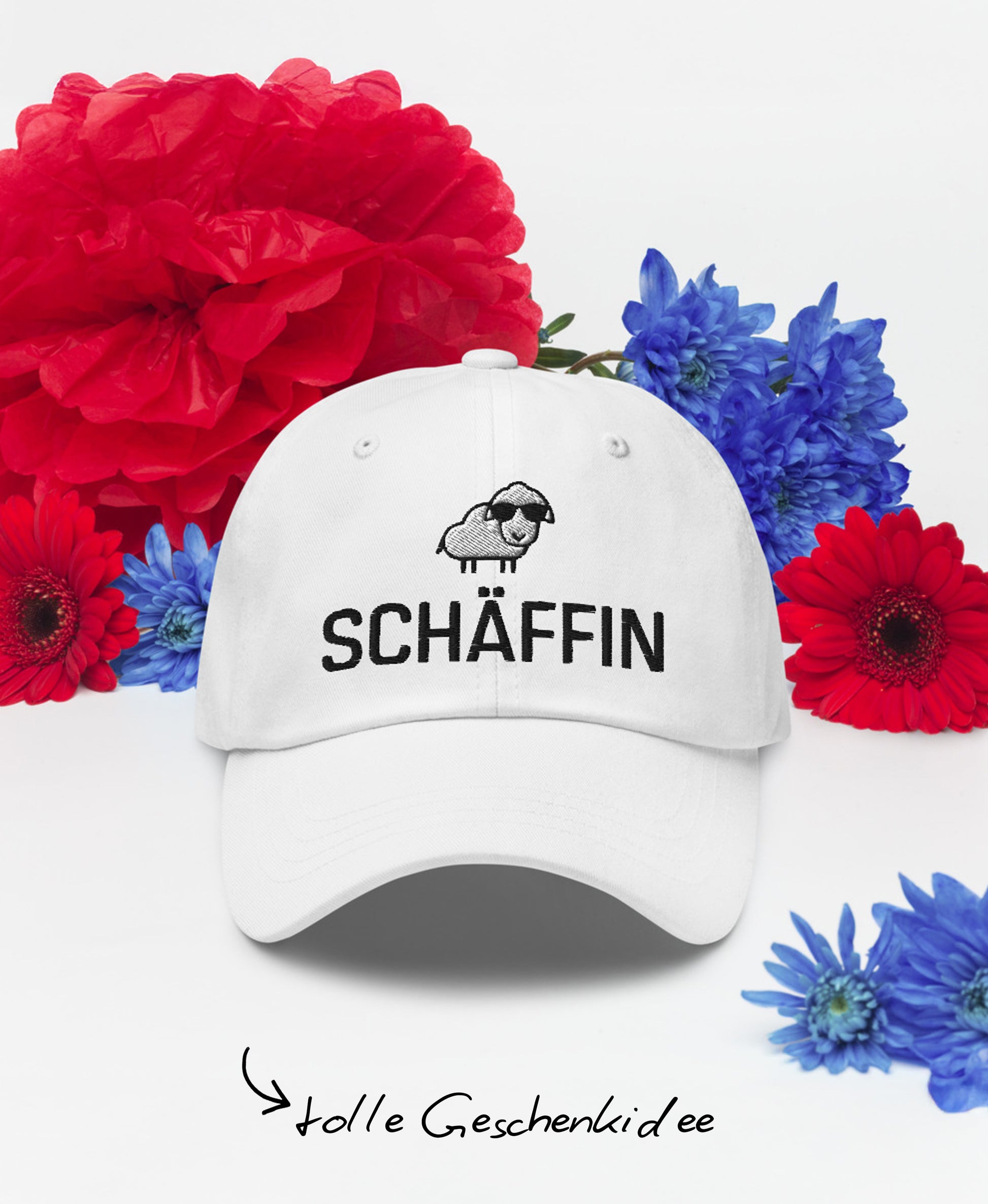 Weisse Schäffin Kappe mit SCHÄFFIN Stick und kleinem Schaf-Icon; umgeben von Blumen und Text: ‚tolle Geschenkidee’.