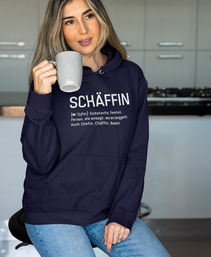 Frau mit Kaffeetasse und SCHÄFFIN – Chefin Definition Bio-Hoodie in Farbe Navy