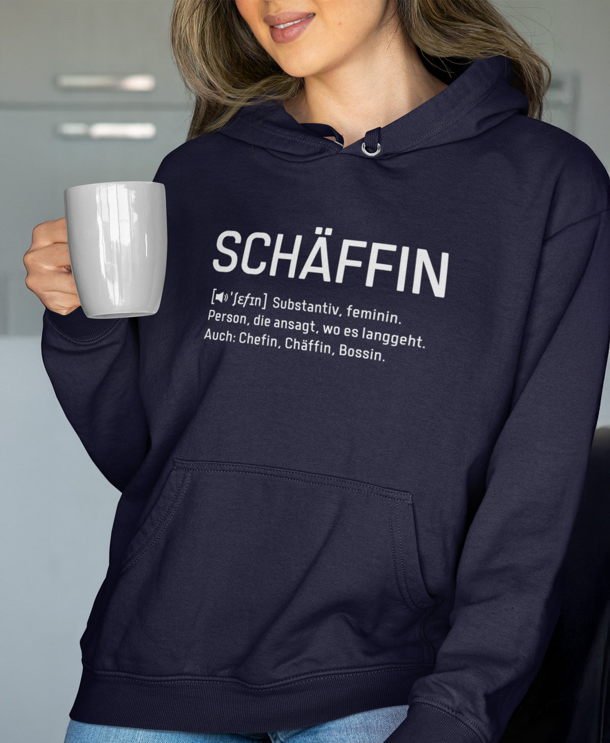 Frau mit coolem SCHÄFFIN – Chefin Definition Bio-Hoodie in Farbe Navy, Nahaufnahme
