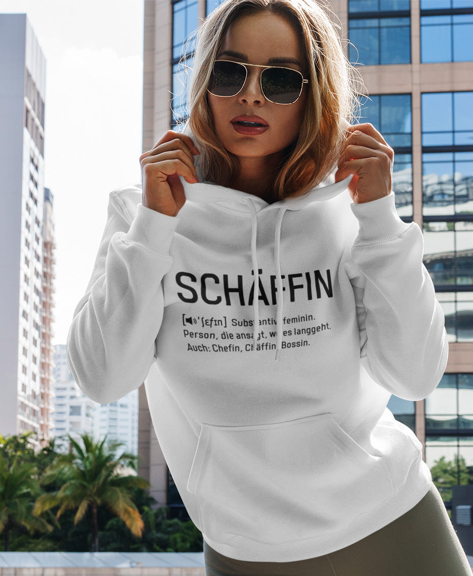 Frau mit Sonnenbrille und stylischem SCHÄFFIN – Chefin Definition Bio-Hoodie in Weiss