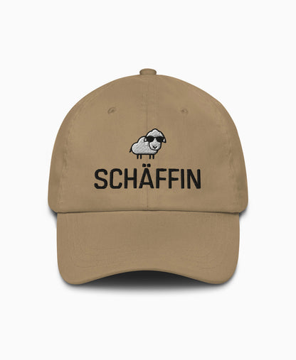 Dad-Hat mit SCHÄFFIN Stick in Farbe Khaki: Schaf mit Sonnenbrille – stylische Cap für die humorvolle Chefin.