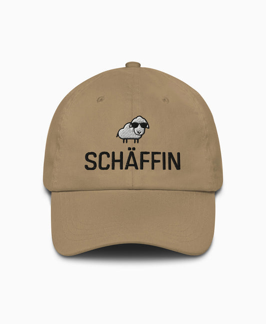 Dad-Hat mit SCHÄFFIN Stick in Farbe Khaki: Schaf mit Sonnenbrille – stylische Cap für die humorvolle Chefin.