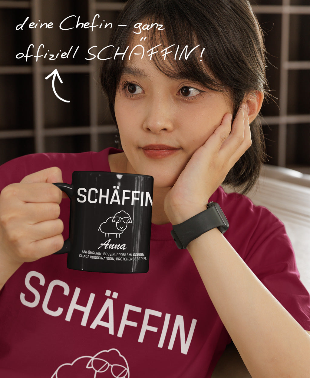 Frau trinkt aus schwarzer SCHÄFFIN Tasse mit Aufdruck Name Anna: Texthinweis ‚deine Chefin - ganz offiziell SCHÄFFIN !’