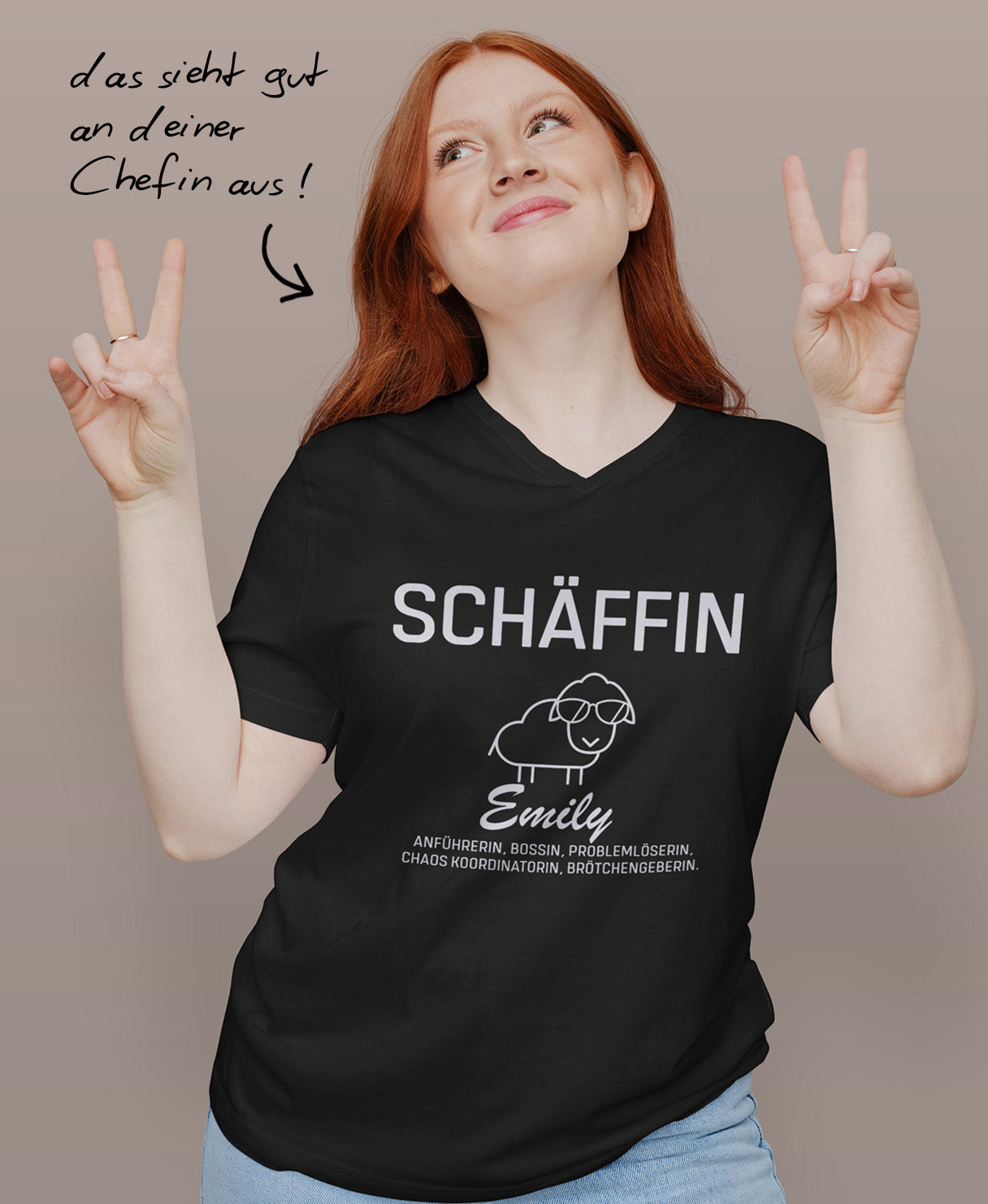 Frau trägt V-Neck T-Shirt personalisiert mit Schäffin Emily; daneben der Schriftzug ‚das sieht gut an deiner Chefin aus !
