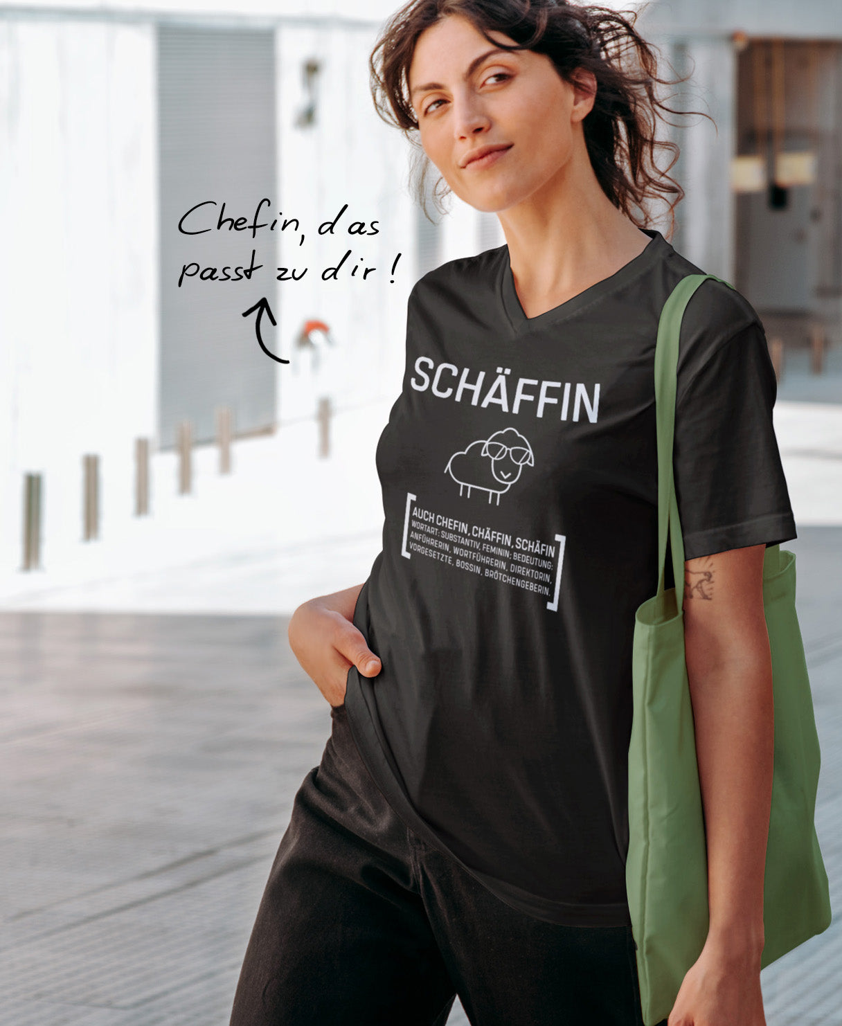 Frau im schwarzen Schäffin V-Neck T-Shirt; daneben der Schriftzug ‚Chefin, das passt zu dir!