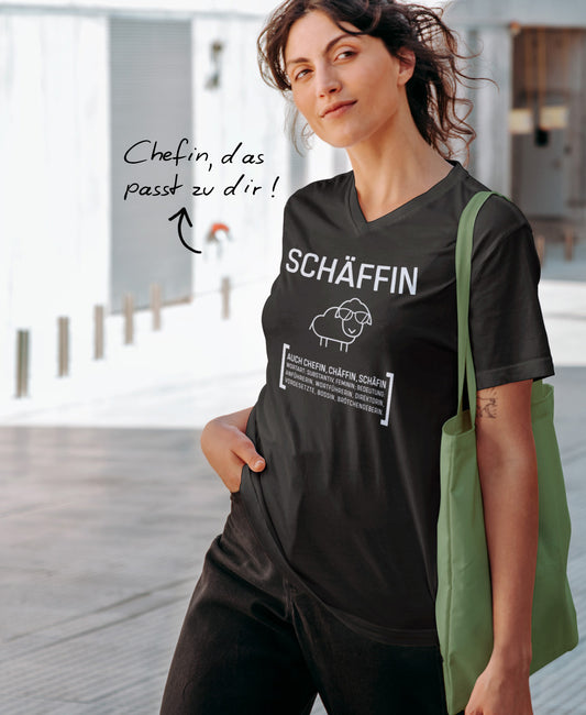 Frau im schwarzen Schäffin V-Neck T-Shirt; daneben der Schriftzug ‚Chefin, das passt zu dir!