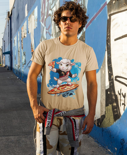 Cooles Streetstyle-Model in einem beigen SCHÄFF Bio T-Shirt, kombiniert mit Sonnenbrille und camouflagefarbener Hose, vor einer graffiti-bemalten Wand. Die Grafik zeigt das surfende Schaf auf einer Pizza. Urbaner Look.