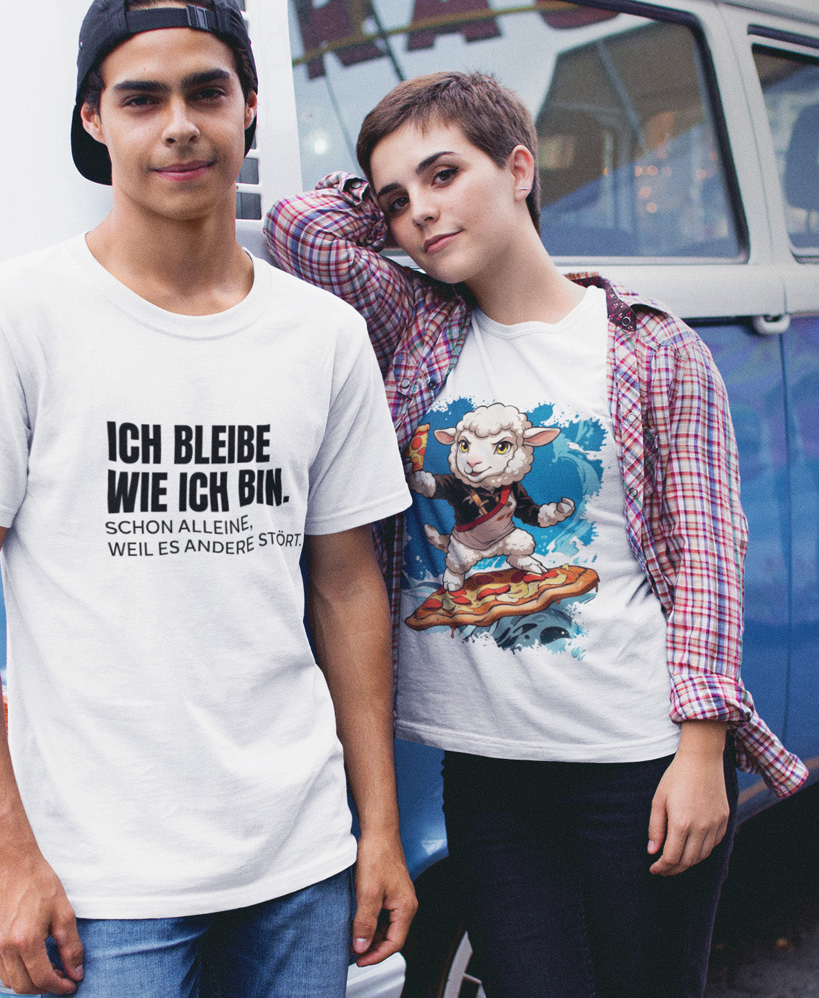Ein Paar in passenden SCHÄFF Bio T-Shirts. Der Mann trägt ein weißes Shirt mit dem Spruch „ICH BLEIBE WIE ICH BIN.“, die Frau ein weißes Shirt mit der Grafik des Schafs, das auf einer Pizza surft. Pärchen-Style mit Flanellhemd.