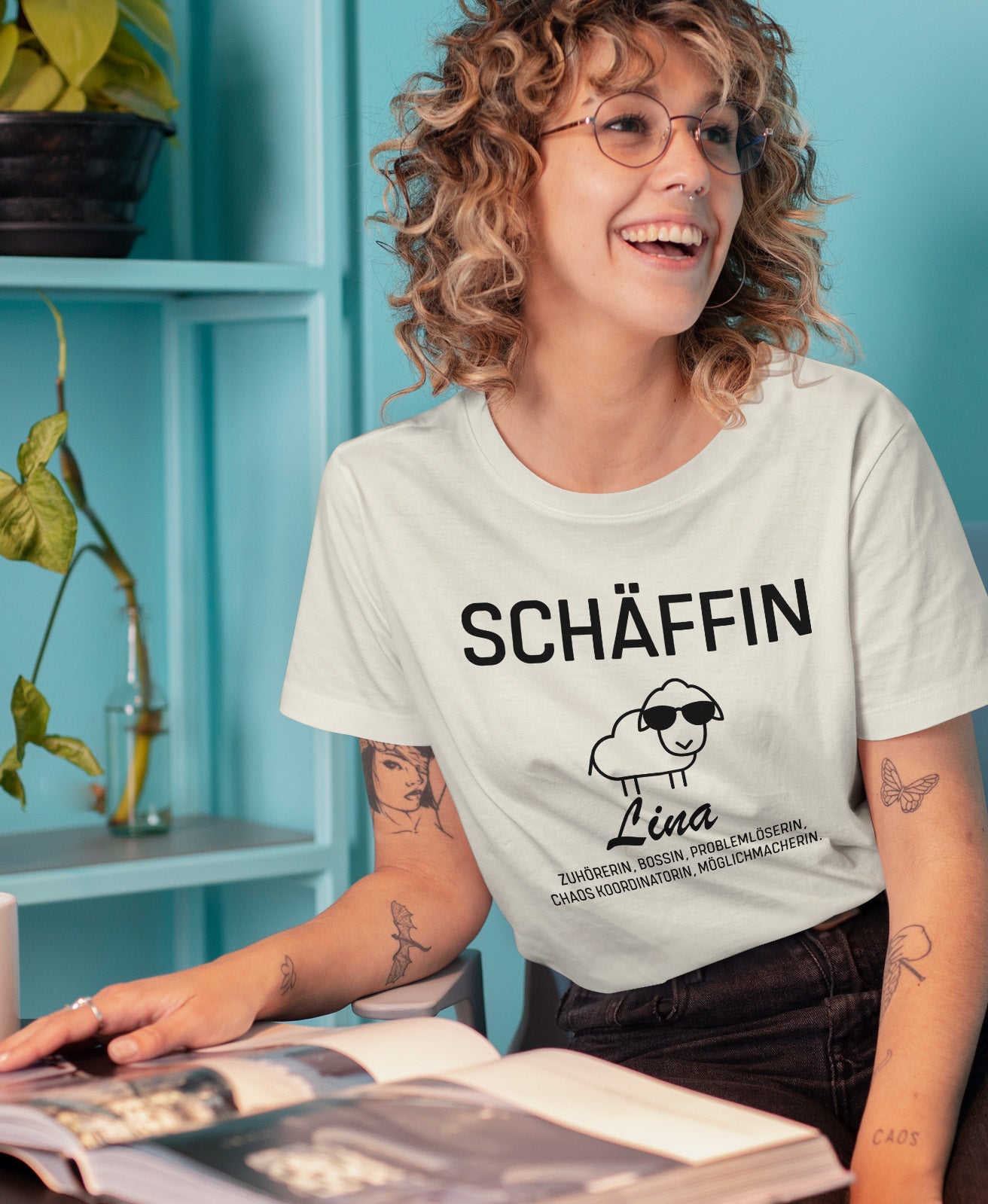 Lachende Frau im SCHÄFFIN Statement-Shirt – Stilvolles Geschenk für die Chefin und Powerfrauen im Büro.