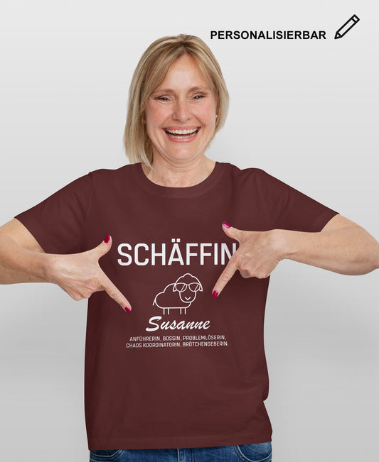 Frau trägt dunkelrotes T-Shirt mit Schäffin Motiv und personalisierbarem Namen – humorvolles Shirt für Chefin.