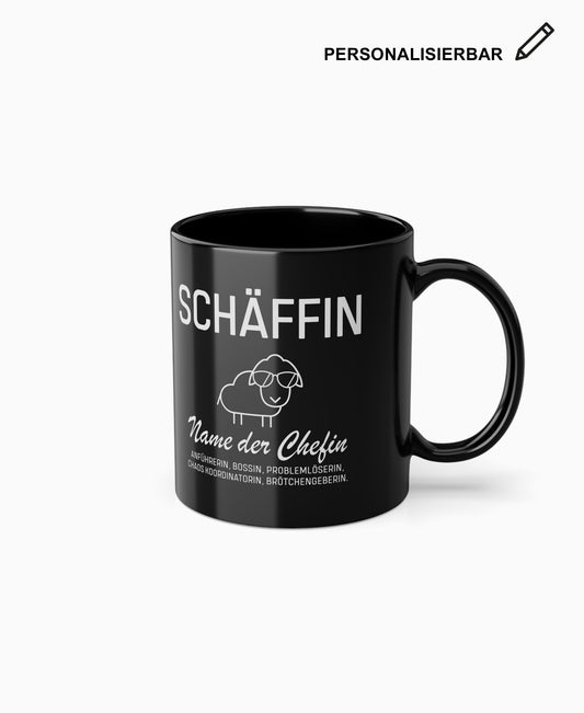 Schwarze Keramiktasse mit SCHÄFFIN Motiv und Wunschtext – personalisierbares Geschenk für die Chefin.