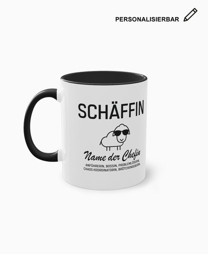 Weiße Keramiktasse mit schwarzer Innenseite, SCHÄFFIN Motiv und Wunschtext – personalisierbares Geschenk für die Chefin.