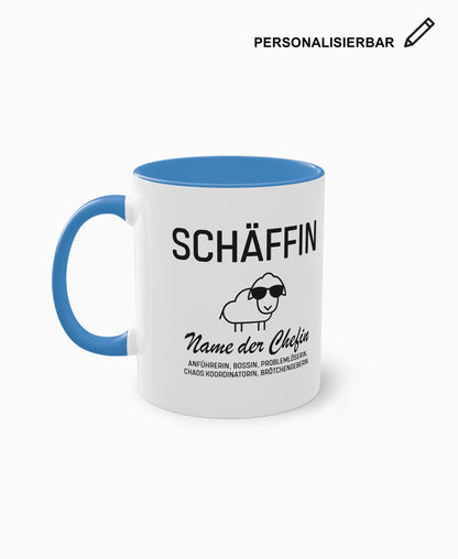 Weiße Keramiktasse mit hellblauer Innenseite, SCHÄFFIN Motiv und Wunschtext – personalisierbares Geschenk für die Chefin. 