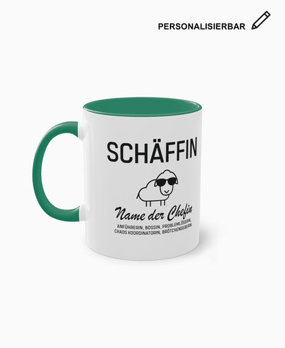 Weiße Keramiktasse mit dunkelgrüner Innenseite, SCHÄFFIN Motiv und Wunschtext – personalisierbares Geschenk für die Chefin.