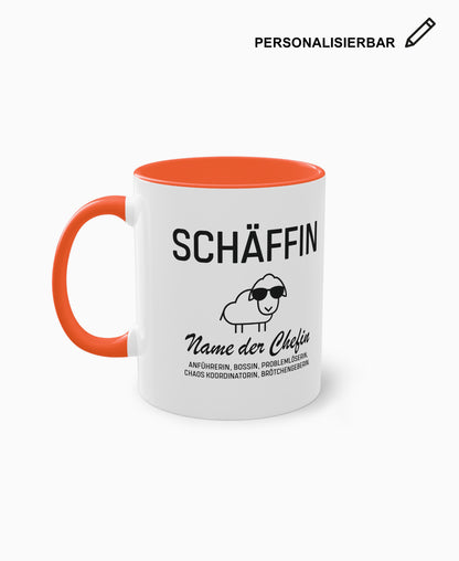 Weiße Keramiktasse mit orangefarbener Innenseite, SCHÄFFIN Motiv und Wunschtext – personalisierbares Geschenk für die Chefin.