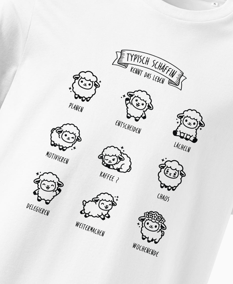 SCHÄFFIN Typisch Schäffin / Kennt das Leben Schaf Bio T-Shirt in Weiß aus Bio-Baumwolle Nahaufnahme des Motivs mit kleinen Kawaii-Schafen