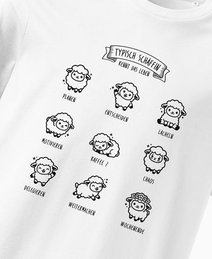 SCHÄFFIN Typisch Schäffin / Kennt das Leben Schaf Bio T-Shirt in Weiß aus Bio-Baumwolle Nahaufnahme des Motivs mit kleinen Kawaii-Schafen