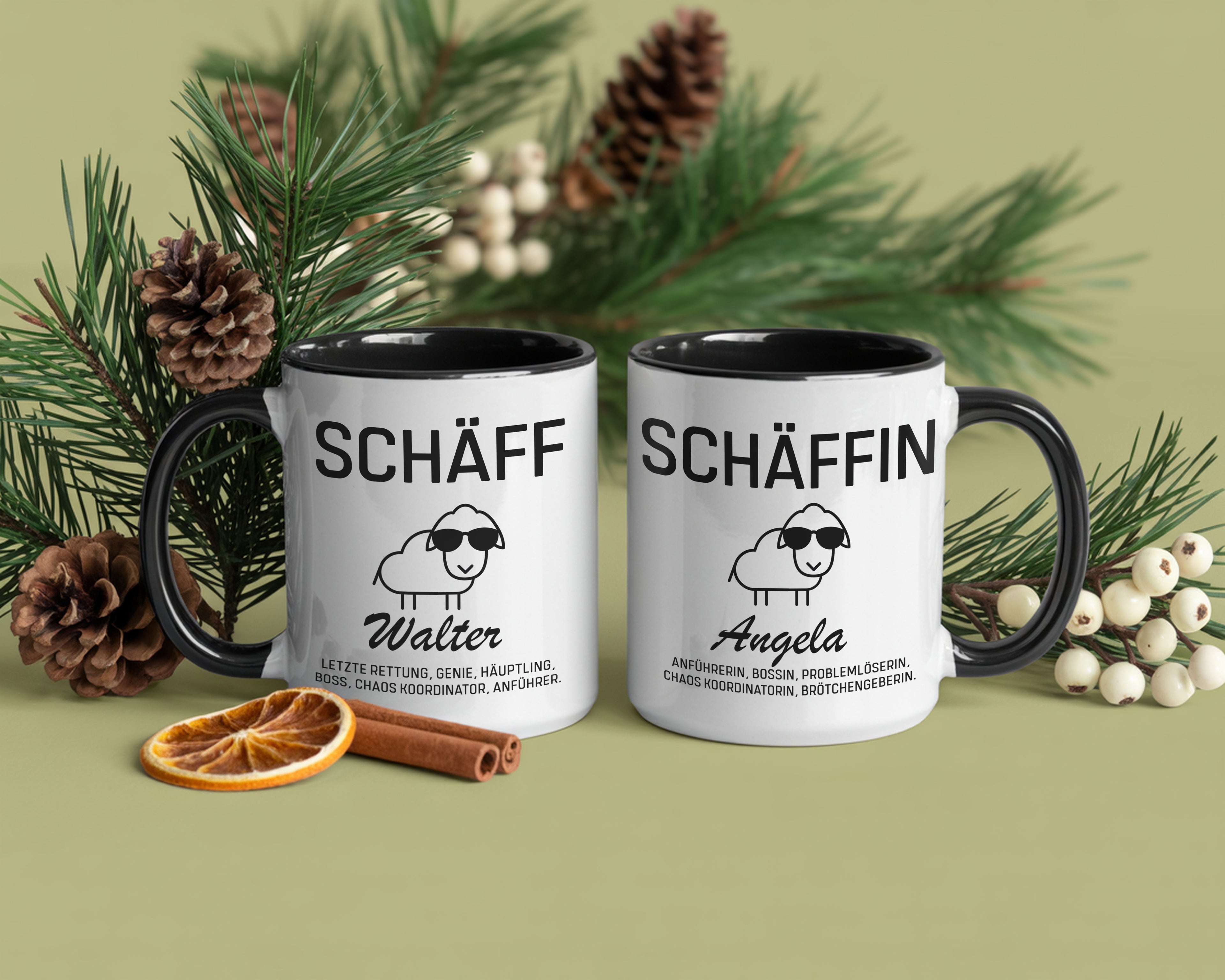 Zwei personalisierte Tassen mit den Aufschriften ‚SCHÄFF‘ und ‚SCHÄFFIN‘ im winterlichen Design – humorvolle Geschenkidee für Chefs und Chefinnen.